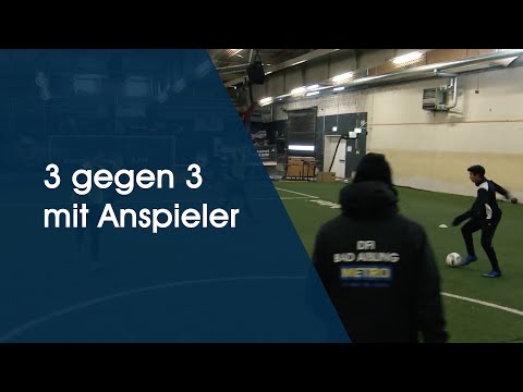 Kleine Spielform 3 gegen 3 mit Anspieler - Fußballtraining am Deutschen Fußball Internat