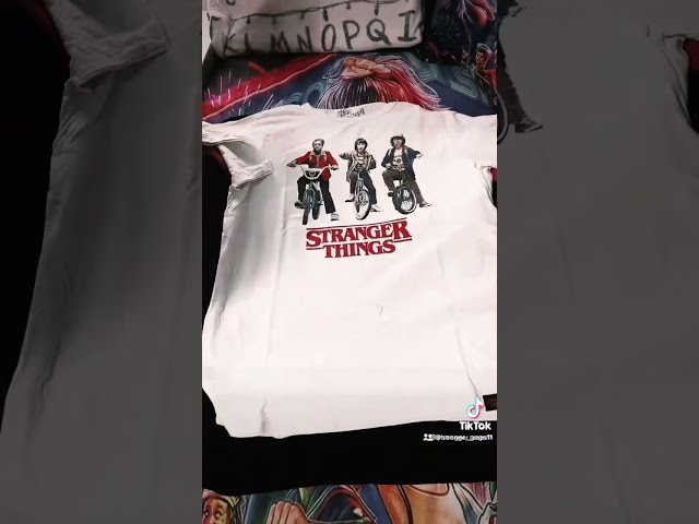 Vídeo relacionado con Stranger Things Vecna Rise Poster Camiseta Unisex, Negro, L