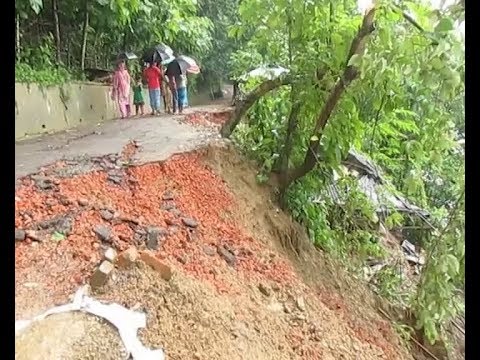 পাহাড় ধসে নিহত ৪, সারাদেশের যোগাযোগ বন্ধ