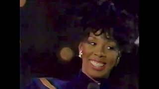 Donna Summer &amp; Marilyn McCoo - O’ Come All Ye Faithful (Solid Gold Christmas 1982 Live)