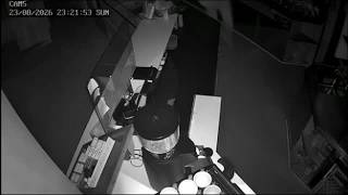 Trento, il video del furto al bar: il ladro acrobata entra dal condotto di aerazione e poi diment...
