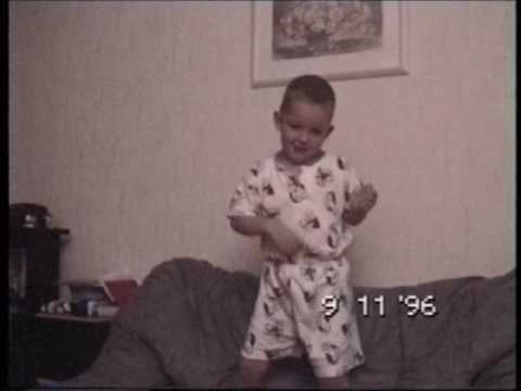 Dennis de Vogelaere - 4 jaar - Luchtgitaar