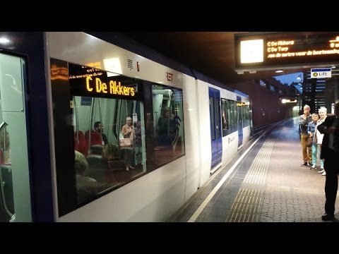 RET Metro RSG3 (5521) op lijn C komt aan op linkerspoor Troelstralaan richting De Akkers