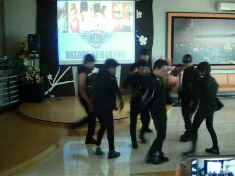 ( 6.10.2013 ) CYBORG & OXYGEN - THRILLER ( BTOB ) @ARJUNA CAFE 1st GATH MELODY SEMARANG