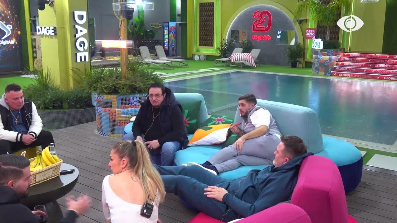 Banorët shkëmbejnë batuta në oborr/ Gazi ja merr këngës, Vesa: Materialiste pak…