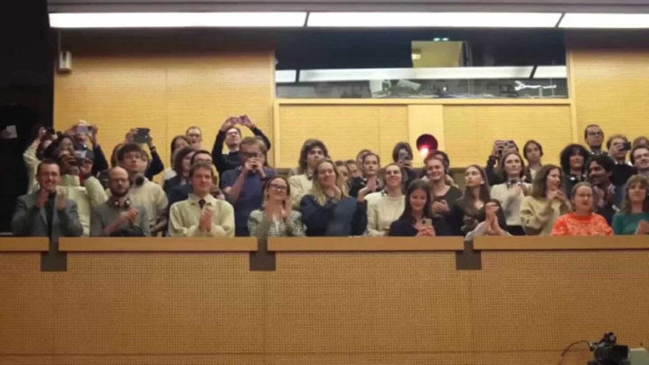 Standing ovation degli studenti francesi per Zelensky a Sciences Po Paris