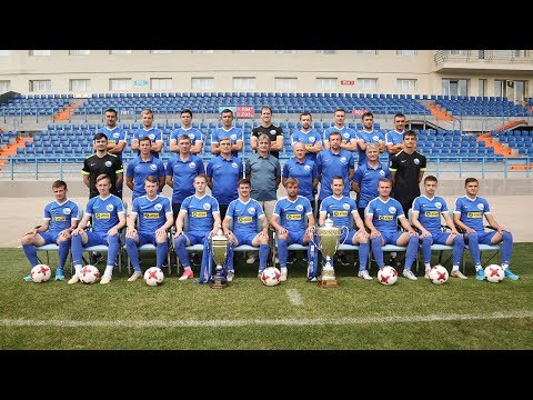 Фотосессия ФК "Севастополь" с выигранными футбольными трофеями