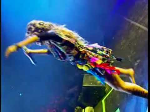 Videoclip de Pelo Suelto (Live Version) — Gloria Trevi