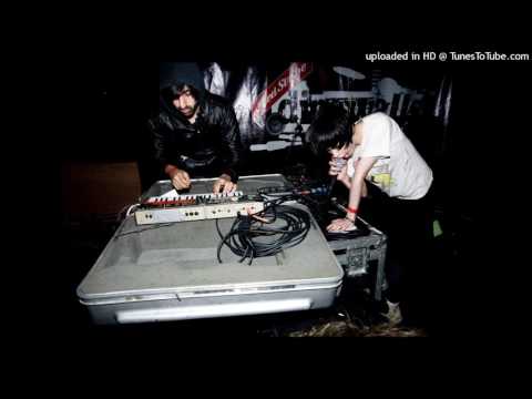 Alice Practice // Crystal Castles (live at Maida Vale 2007)