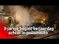 Peuter begint verjaardag in politieauto vanwege autobrand in Oss