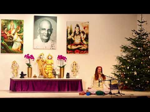 YOGA Fortgeschrittene Mittelstufe mit Satyadevi - Yoga Vidya Live Grundreihe 09:15 Uhr - 04.12.2020