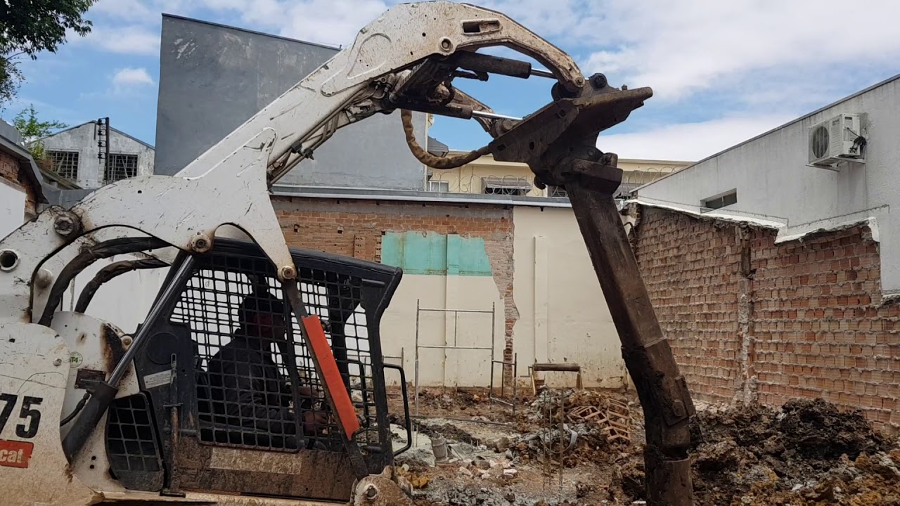 Bobcat com Garfo Pallet para Movimentação de Materiais em Obras em Curitiba | Bob Loc