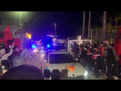 Top Channel/ Përshëndetja e stjuardesës teksa Kombëtarja mbërrin në aeroport: Mirëserdhët kampionë