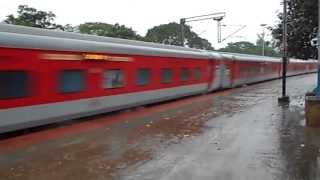 preview picture of video 'Howrah Rajdhani Express Cruise Past Chittaranjan in Rain'