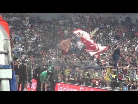 Delije iza klupe Darušafake sa zastavom Vizantije