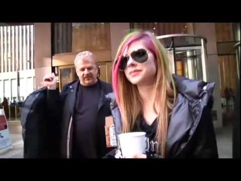 Avril Gives Papparazzi Copies of Her New CD Goodbye Lullaby