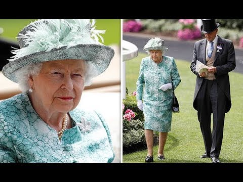 The Queen glows in Aquamarine at final day of Royal Ascot