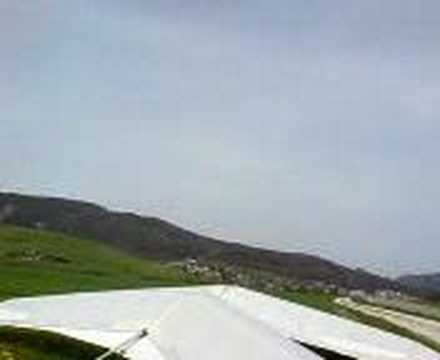 Tiefer Überflug eines Segelflugzeuges