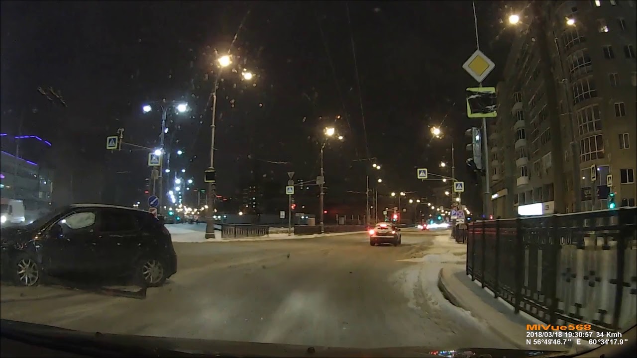 Грузовик вынесло на встречную полосу в Екатеринбурге