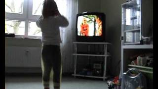 Finja tanzt zu Detlev Jöcker