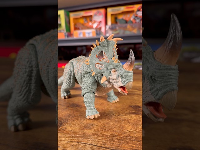 Vídeo relacionado con Mattel Jurassic World Colección Hammond Sinoceratops, Figura de acción articulada de Primera Calidad y Gran tamaño, Cola articulada, JKG88