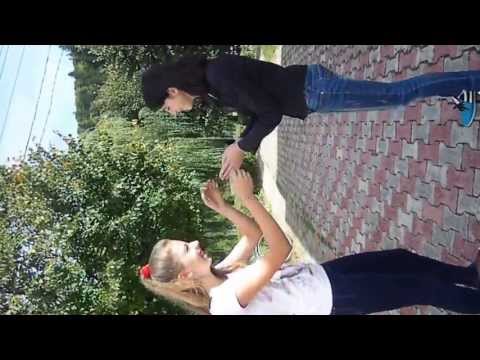 Joc "Pic, pic poc"- girls are playing