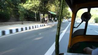 preview picture of video 'Inde 2010 : Delhi -  En auto-rickshaw'