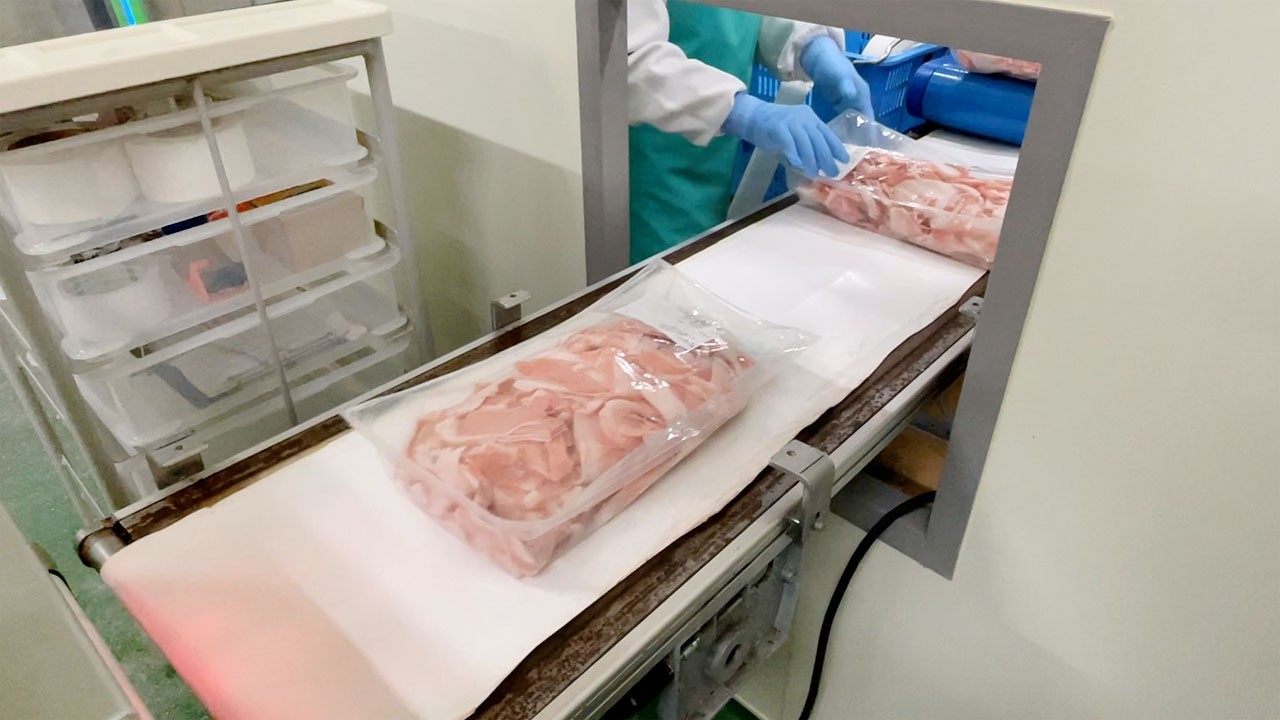 X線検査機・金検付きオートチェッカ│豚肉スライス1kgの検査