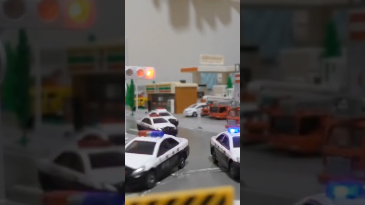 トミカ(TOMICA)白昼堂々と犯人逃走劇！パトカー犯人を逮捕せよ！