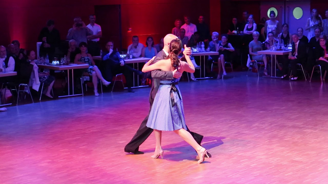 Video thumbnail for Maria Belen et Santiago Giachello dance Charles Aznavour's Comme des étrangers à Colmar