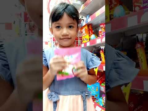 jajan yupi 🍬dan ice cream🍧 Ennaaak, NAFEEZA jajan bersama NAZEERA di Alfamart#icecream #alfamart