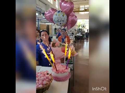 VAJZAT NGA GJERMANIA SUPRIZOJN NENEN TE VENDI I PUNES .SHUME EMOCIONE NE KETE VIDIO.