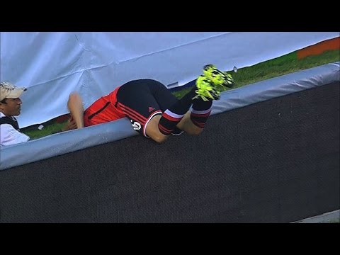 Funny Play of the Day: player bends over led board - Nicolás Bertolo (River Plate)