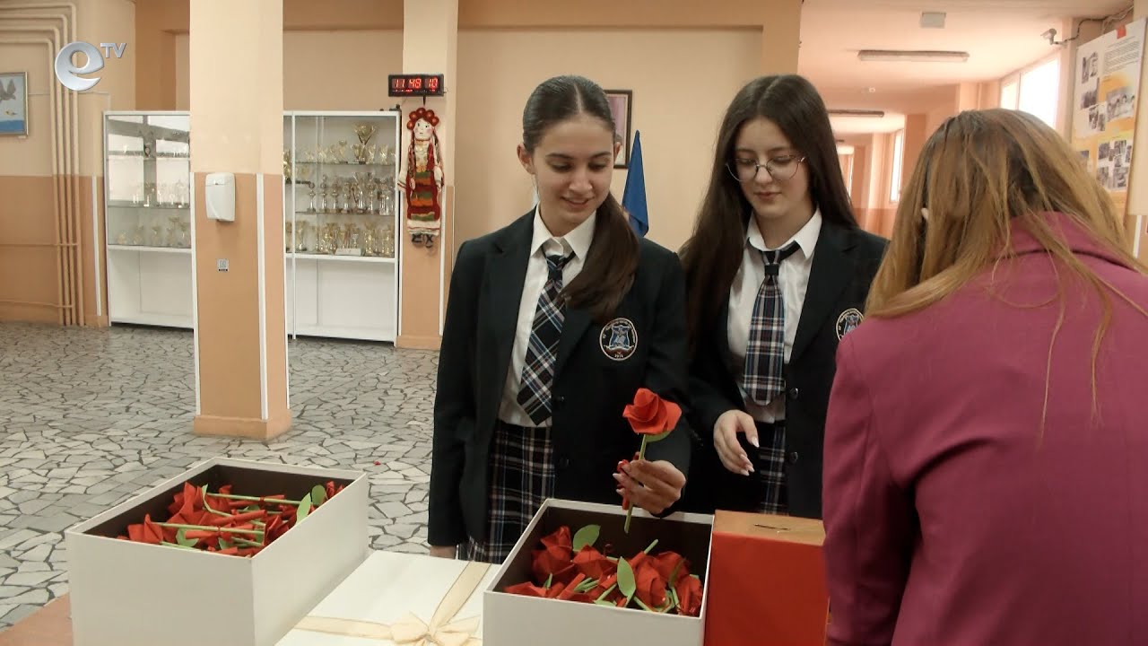 Над 200 рози-оригами изработиха с благотворителна кауза ученици от ФСГ "Атанас Буров"