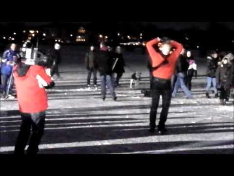 Eiskunst-Star Norbert Schramm zeigt Pirouetten