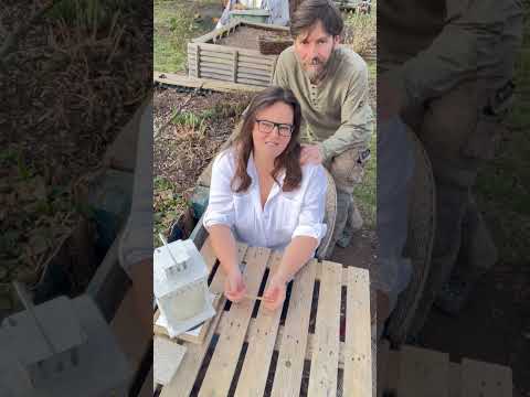 „Kniha, která promění vaši zahradu v místo plné přírody, života a zdravé půdy.“