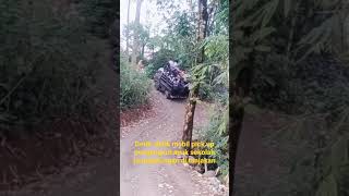 Download lagu Detik2 Mobil pick up bawa anak sekolah bergelantungan di tanjakan. mp3