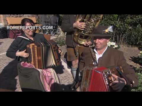 Benedicto brinda con cerveza en su 90 cumpleaños