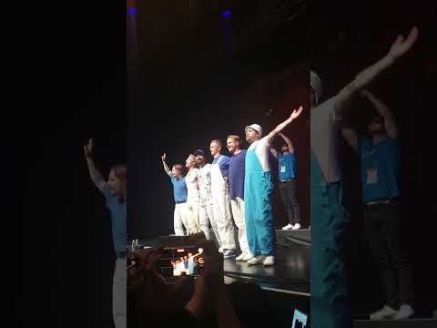 입고있던 옷 던지는 크리스토퍼 (220827 내한)