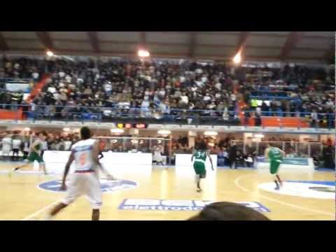 Enel Brindisi - Montepaschi Siena: alley oop di Gibson per Simmons