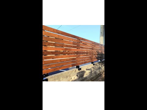 木製、PVC、または複合木材の庭のフェンス - どれを選択しますか?  庭園