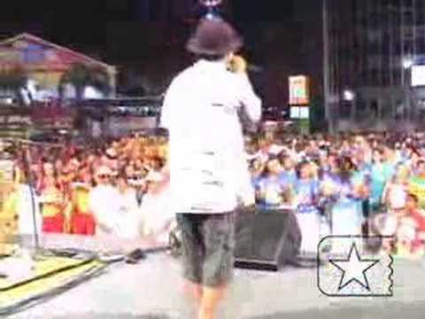 Jorge Du Peixe, do Nação Zumbi, canta com Naná Vasconcelos