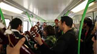 preview picture of video 'Los músicos del Metro Valparaíso cantando La Joya del Pacífico'