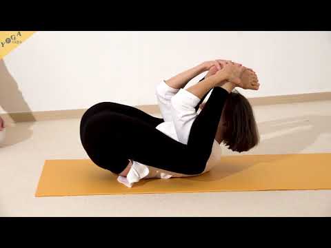Sanfte Yoga Schlafstellung mit Füßen vor dem Kopf - Yoga Nidrasana Variation - Yoga Asana Lexikon