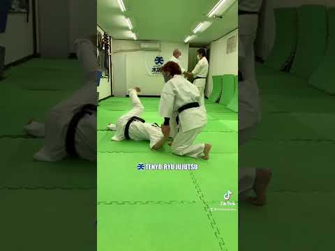70代女性の「握手落とし」天庸流柔術 #柔術 #護身術  #shorts