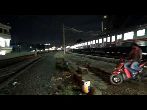 KRL Eks JR East Seri 205 sbg Commuter Line Memasuki Stasiun Kranji