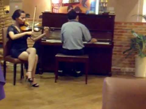 Dan Bau e guitarra em Capricciosa Vietnã