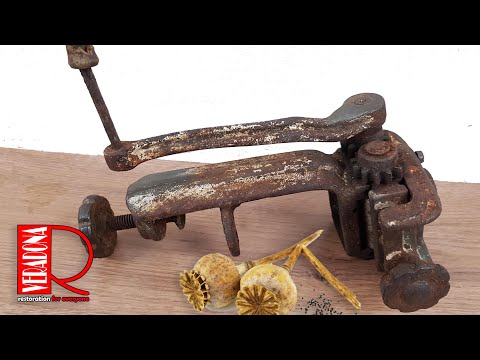 Handmade rusty poppy grinder  - Restoration