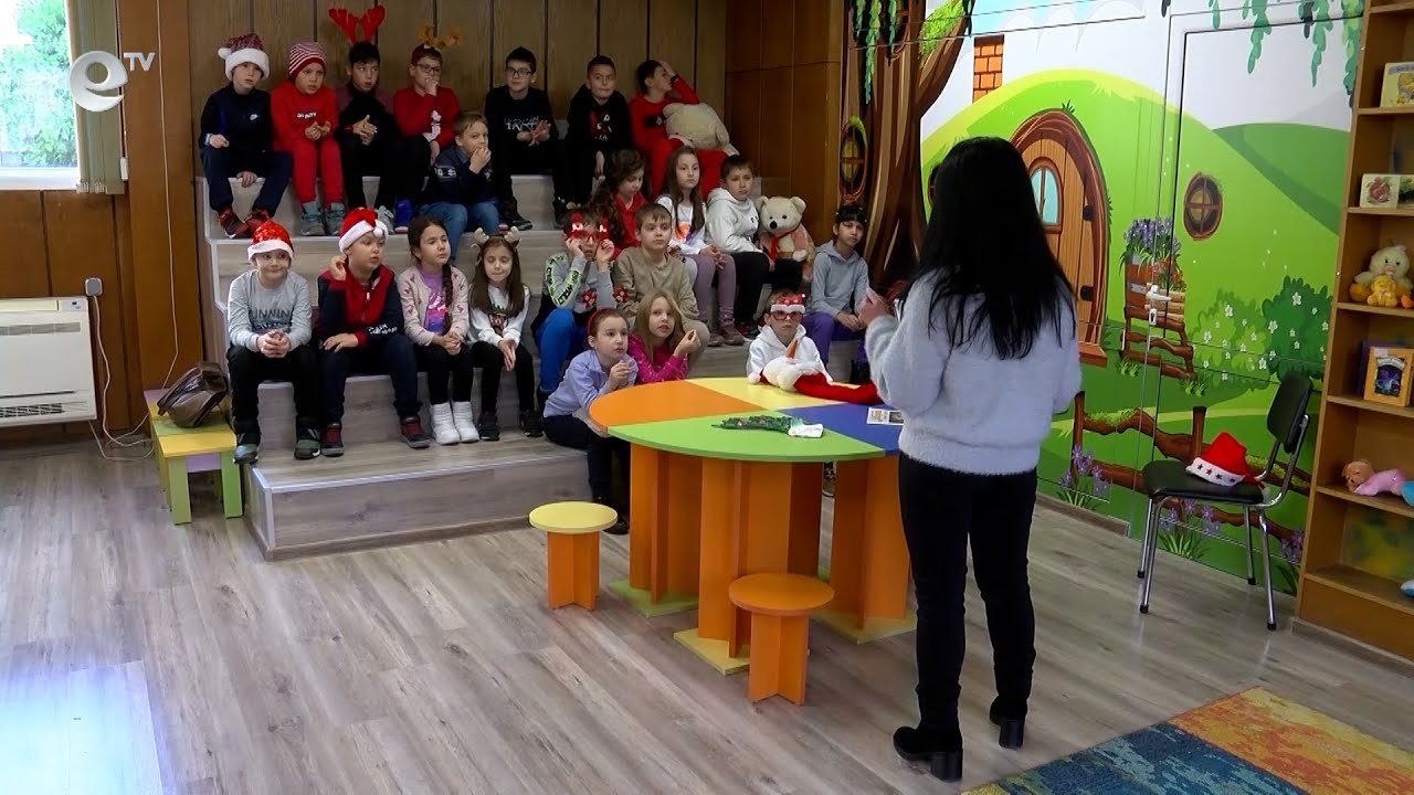 Деца четат коледни приказки в хасковската библиотека