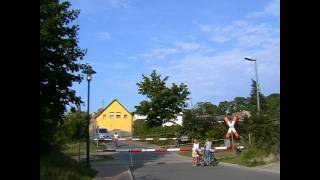 preview picture of video 'Bahnübergang Korswandter Weg/Waldstraße in Ahlbeck (Usedom) mit GTW 2/6'